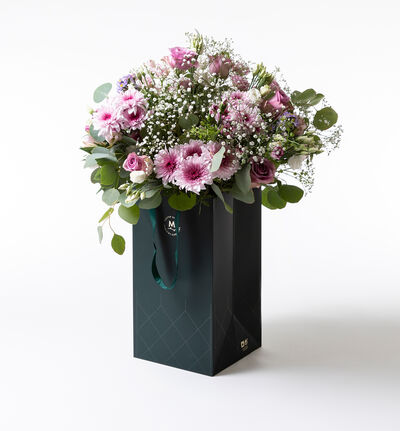 Overrekkelsebukett med rosa og lilla  blomster medium Overrekkelsebukett med rosa og lilla  blomster medium